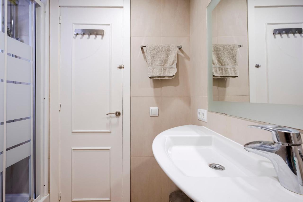 Three Bedroom Apartment In Sants Barcelone Extérieur photo